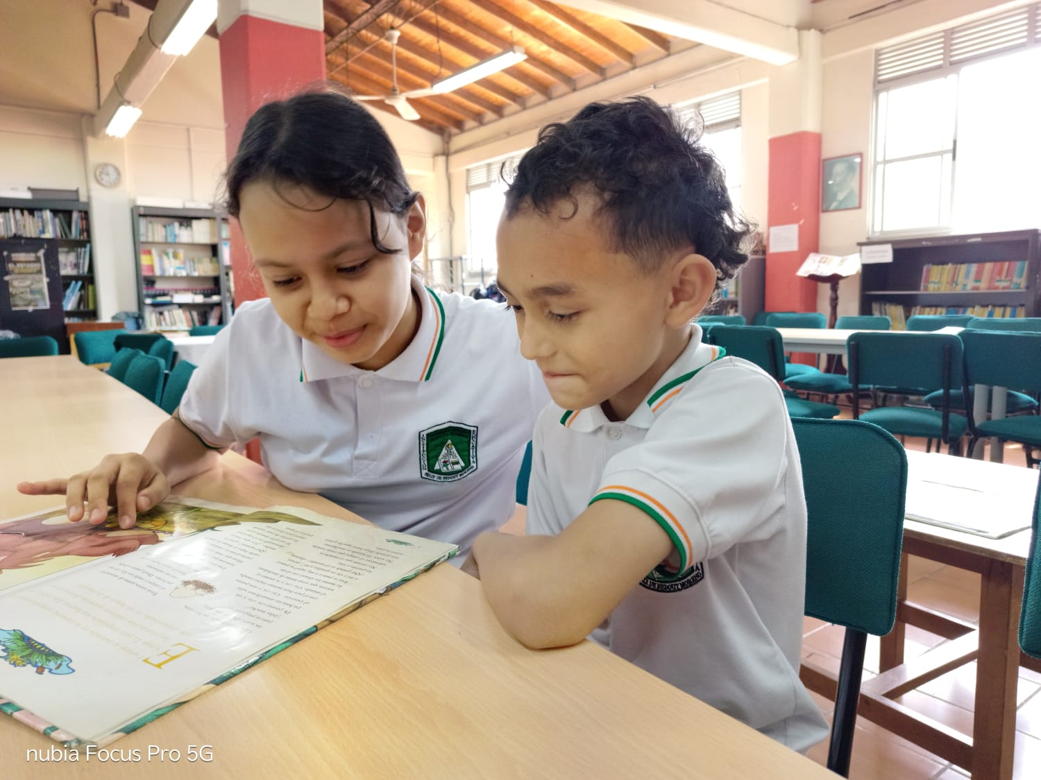 NIÑOS DE 4°1 EN BIBLIOTECA  (1).